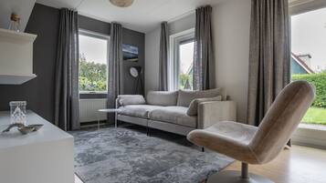 Televisión, reproductor de DVD y estéreo