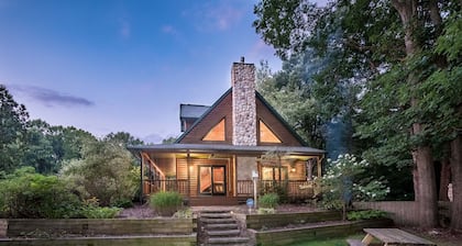 1 Bdr Cabin w/fireplace & Jacuzzi close to wineries, breweries, Lake Mi and more