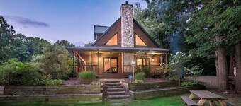 1 Bdr Cabin w/fireplace & Jacuzzi close to wineries, breweries, Lake Mi and more