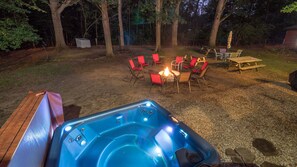 Outdoor spa tub - 1 Bdr Cabin w/fireplace & Jacuzzi close to wineries, breweries, Lake Mi and more (Stevensville)
