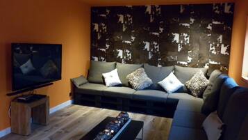 Een televisie en een open haard