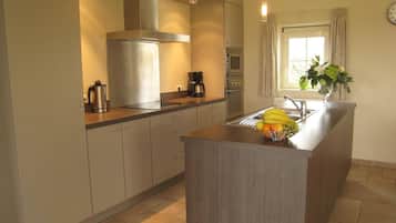 Microwave, oven, dishwasher, coffee/tea maker