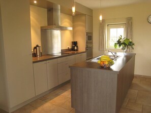 Microwave, oven, dishwasher, coffee/tea maker - Holiday Home in Zuidzande with Sauna (Zuidzande)