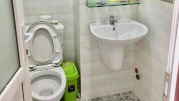 Standard Room | Bathroom