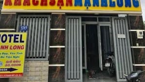 A hotel named "KHACHSAN MANH LONG" with a sign indicating a price of 60,000 VND per night. - Manh Long Hotel Q2 - by Bay Luxury (Ho Chi Minh City)