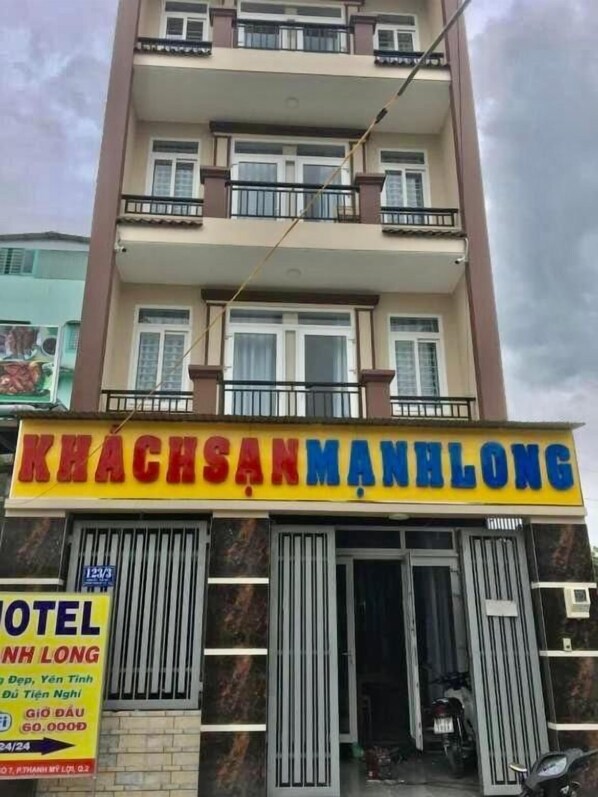 A hotel named "KHACHSAN MANH LONG" with a sign indicating a price of 60,000 VND per night. - Manh Long Hotel Q2 - by Bay Luxury (Ho Chi Minh City)