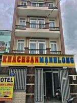 Un hotel llamado "KHACHSAN MANH LONG" con un letrero que indica un precio de 60.000 VND por noche.