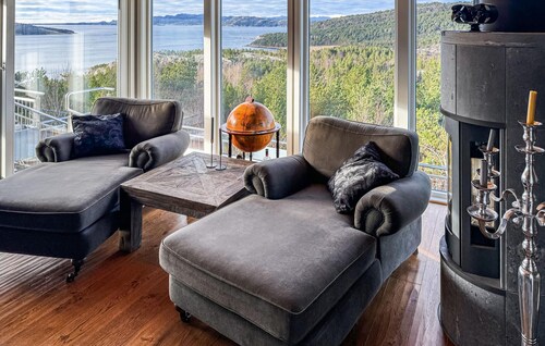 Awesome home in Fevåg with WiFi