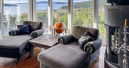 Awesome home in Fevåg with WiFi