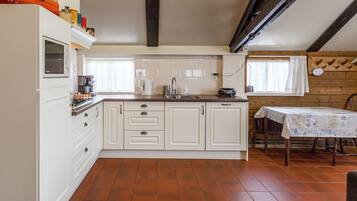 Microondas, horno, parrilla de estufa y lavavajillas