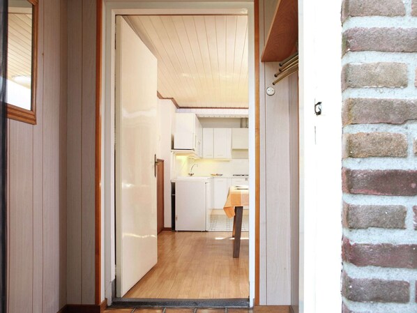 Een microgolfoven, een kookplaat, een koffiezetapparaat/waterkoker