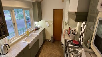 Een koelkast, een magnetron, een oven, een vaatwasser