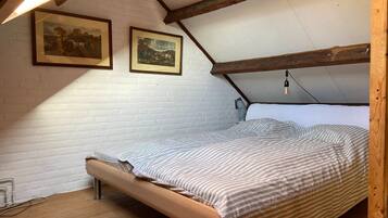 4 bedrooms, iron/ironing board, WiFi