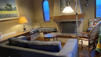 Een televisie, een open haard, een dvd-speler en tafelvoetbal