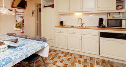 Farmhouse in Nederweert near Canal Trails