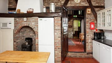 Microwave, oven, dishwasher, coffee/tea maker