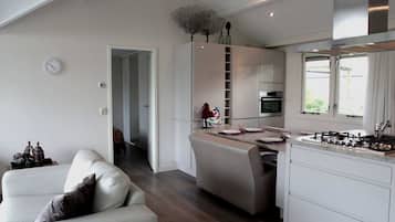 Een televisie en een open haard