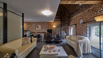 Een smart-tv en een stereo