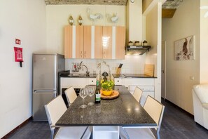 Fridge, microwave, oven, stovetop - Country Apartment with Views (Mesch-Eijsden)
