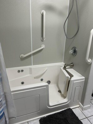 Jetted bath -  UPDATED WITH CART. DOGS <20 LBS MUST BE PRE APPROVED, SITE 5518 SANDLAPPER LN. (Myrtle Beach)