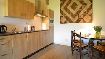 Een koelkast, een magnetron, een vaatwasser