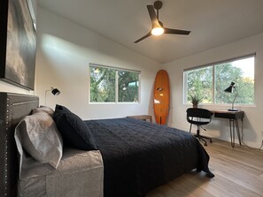 2 Schlafzimmer, Schreibtisch, Bügeleisen/Bügelbrett, Reisekinderbett