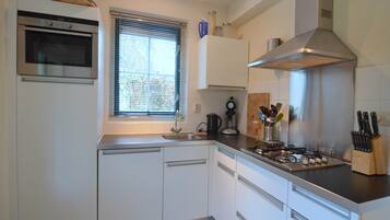 Micro-ondes, plaque de cuisson, lave-vaisselle, cafetiĂšre/bouilloire