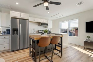 Geladeira, micro-ondas, fogão, cooktop