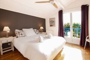 5 chambres, fer et planche à repasser, lit de bébé portatif, Wi-Fi