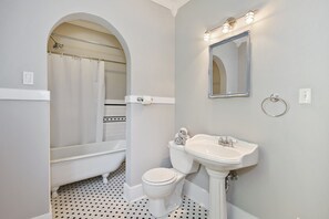 Secador de cabelo, toalhas de banho, sabonete, papel higiênico