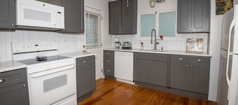 2 bdr historic house located one block/walking distance to downtown St. Joe!