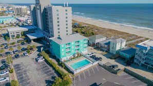 A coastal hotel with a swimming pool, parking, and beachfront access. - Tidewinds 202 - Magnolia Sand at The Boardwalk (Carolina Beach)