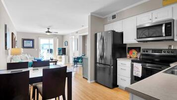 Mikrobølgeovn, kokeplater, oppvaskmaskin og kaffetrakter/tekoker