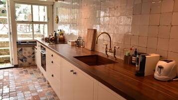 Een koelkast, een oven, een kookplaat, een vaatwasser