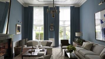 Een televisie en een open haard