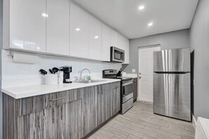 冷蔵庫、電子レンジ、コンロ、コーヒー / ティーメーカー