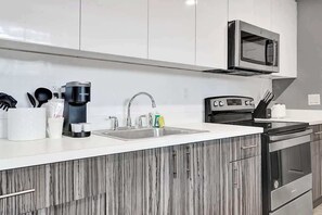 Wasserkocher mit Kaffee-/Teezubehör, Kühlschrank, Mikrowelle, Herdplatte