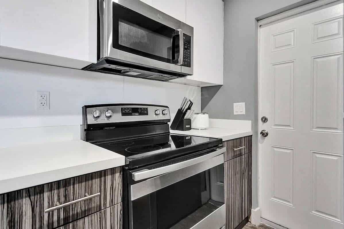 Coffee/tea maker, fridge, microwave, stovetop