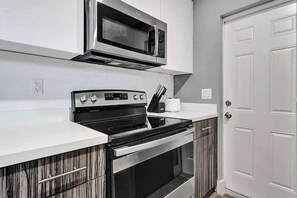 Coffee/tea maker, fridge, microwave, stovetop
