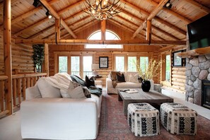 Una Smart TV, una chimenea, libros