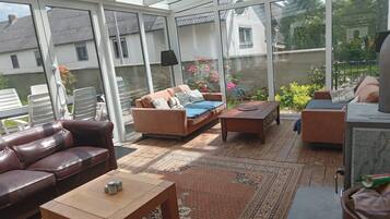 Smart-TV, Kamin, Stereoanlage