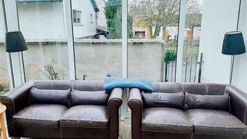 Smart-tv, een open haard en een stereo