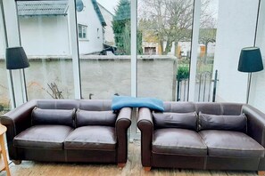 Smart TV, fireplace, stereo