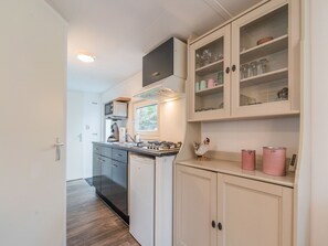 Kjøleskap, mikrobølgeovn, kokeplater og kaffetrakter/tekoker