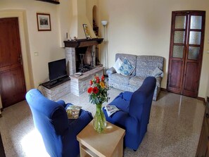 TV, fireplace - Holiday Home for Families in Umbrian (Ramazzano)
