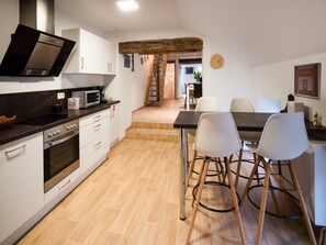 Réfrigérateur, four à micro-ondes, un four, surface de cuisson