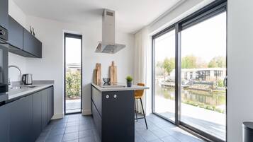 Kühlschrank, Mikrowelle, Herdplatte, Geschirrspüler