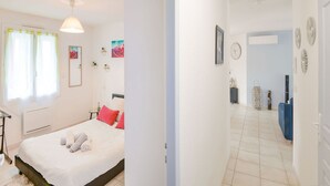 A bedroom with a bed, a bedside table, a lamp, and a window with curtains. - Zen room in shared home with pool (owner-on site) (Saint-Médard de Guizières)
