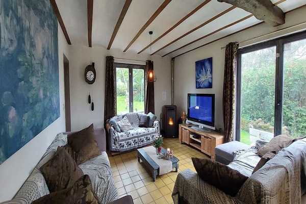 Smart-tv, een open haard en een dvd-speler