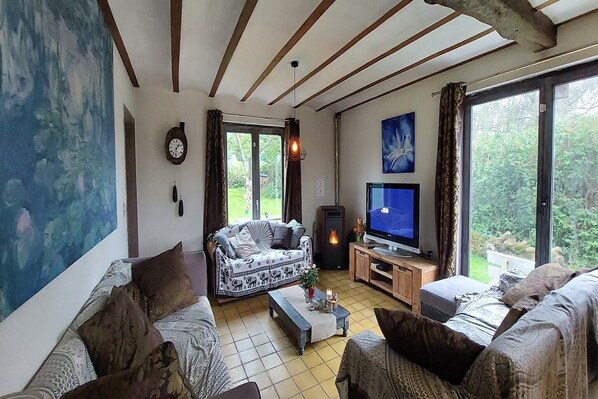 Smart TV, fireplace, DVD player